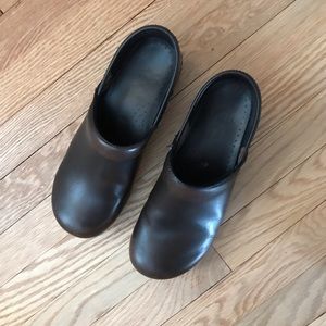 Dansko women’s clogs sz 40, brown